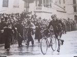 5. 1909 - Tour. 4ª etapa, en Lyon, Faber cruza la meta con la cadena rota.jpg