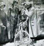 15. 1912 - Tour. 15ª etapa, Alphonse Baugé felicita a Odile Defraye.jpg