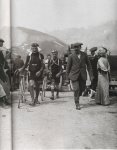 5.  1912 - Tour. 5ª etapa, François Faber y Odile Defraye en el último kilóm.jpg