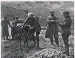 1913 - Tour. 6ª etapa, el primero de los 'isoles', Henri Van Lerberghe sufre en el Aubisque.jpg