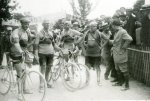 1919 - Tour. 11ª etapa, Christophe (porta el primer maillot amarillo), Scieur, Alavoine y L.jpg