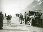 1920 - Tour. 11ª etapa, Guillaume Cocherelli asciende el Galibier. Lambot pasó hace 2h.jpg