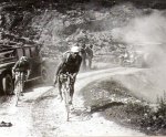 1921 - Tour. 6ª etapa, en el Aubisque, Léon Scieur y Luigi Lucotti.jpg