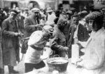 1921 - Tour. 11ª etapa, Hector Heusghem se refresca.jpg