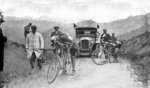 1922 - Tour. 6ª etapa, Cambio de rueda en las montañas.jpg