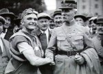 1923 - Tour. 12ª etapa, Joseph Muller felicitado por el General Reibel.jpg