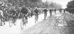 1923 - Tour. 13ª etapa, Bellenger delante de Goethals y Standaert.jpg