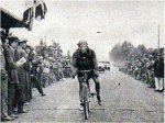 1924 - Tour. 5ª etapa, llegada de Huyse a Bayona, después de 19h40' de carrera +.jpg