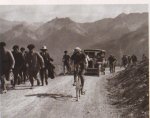 1924 - Tour. 10ª etapa, Nicolas Frantz en el Izoard amenazando a Ottavio Bottecchia.jpg
