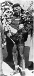 1924 - Tour. 15ª etapa, Bottecchia cubierto de flores en el Parque de los Príncipes +.jpg