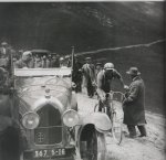 1925 - Tour. 8ª etapa, Albert Dejonghe esquiva a un espectador en el Tourmalet.jpg