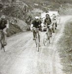 1925 - Tour. 8ª etapa, en el Tourmalet, Francis Pélissier marca el ritmo a Frantz y Be.jpg