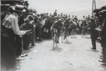 1925 - Tour. 12ª etapa, Buysse guiando a su líder Bottecchia en el puerto de Braus.jpg