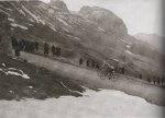 1925 - Tour. 14ª etapa, Bartolome Aimo controlado por Lucien Buysse, compañero de Bott.jpg