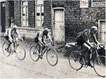 1925 - Tour. 17ª etapa, en las aceras de Caestre, Dejonghe, Buysse y Aimo marcan el ritmo.jpg