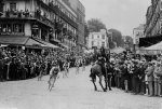 1925 - Tour. 18ª etapa, última etapa, Bottecchia atrapa a Lucien Buysse.jpg