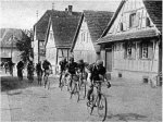 1926 - Tour. 2ª etapa, el pelotón atraviesa Surbourg +.jpg