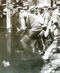 1926 - Tour. 7ª etapa, Van Slembrouck (maillot amarillo) se refresca.jpg