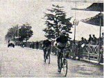 1926 - Tour. 13ª etapa, Frantz delante de Bidot en Niza.jpg