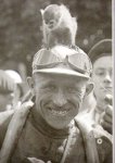 1927 - Tour. 3ª etapa, Hector Martin el ganador con un 'amigo'.jpg