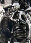 1927 - Tour. 7ª etapa, Le Drogo felicitado por su padre en Vannes.jpg