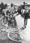 1927 - Tour. 7ª etapa, Frantz repara ayudado por De Waele.jpg
