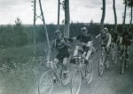 1927 - Tour. 10ª etapa, Leducq se remolca en Brosteaux.jpg