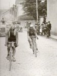 1927 - Tour. 17ª etapa, Charles Martinet alcanzado en Thonon por Pé Verhaegen que gana.jpg