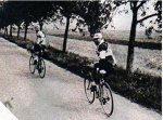 1927 - Tour. 20 ª etapa, Vervaecke y Debusschère esperan a Frantz, victima de un pinch.jpg