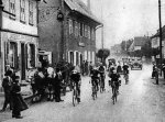 1927 - Tour. 21ª etapa, los Alcyon atraviesan Matzenheim.jpg