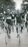 1927 - Tour. 24ª etapa, André Leducq y Nicolas Frantz celebran el final.jpg