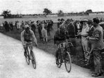 5.  1929 - Tour. 1ª etapa, Dossche bate a Déolet en Caen.jpg