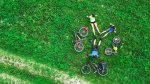 tres-personas-descansando-en-cesped-junto-a-sus-bicis.jpg