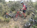 04549 - Carlitos con las bicis entre las encinas y matojos de Viana de Cega.jpg